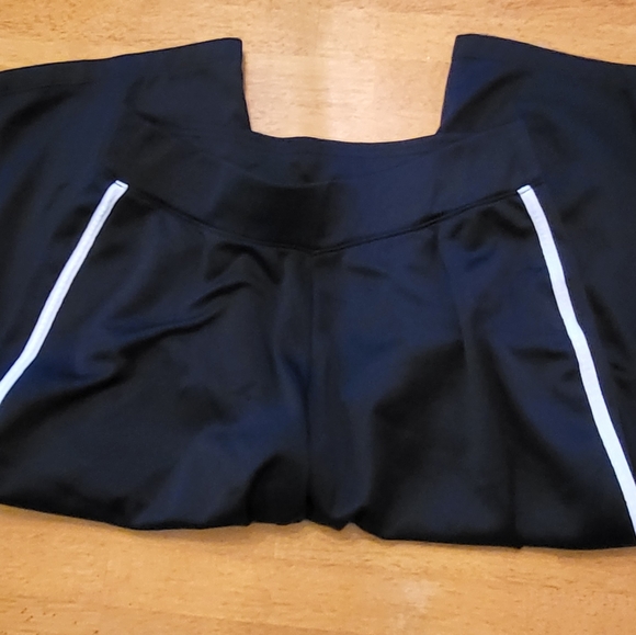 NIKE FIT DRY Capri Athletic Pants. Black w/white stripe. SZ M 8-10 - Picture 1 of 3